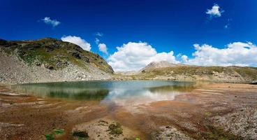 panrama di un' piccolo montagna lago foto