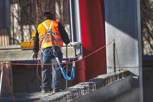 lavoratore su costruzione luogo con opera sicurezza sistema foto