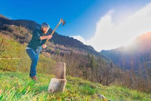 un' taglialegna con un' barba tagli un' log foto