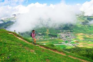 ragazza durante un escursione nel engadina valle sopra zuoz villaggio foto