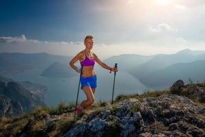 pista in esecuzione nel il montagne ragazza atleta foto