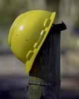 un' giallo costruzione lavoratori casco foto