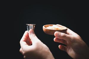 concetto di Eucaristia o santo comunione di cristianesimo. Eucaristia è sacramento istituito di Gesù. durante ultimo cena con discepoli. pane e vino è corpo e sangue di Gesù Cristo di cristiani. foto