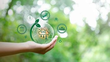 esg icona concetto nel mano per ambientale, sociale e governo nel sostenibile e etico attività commerciale su Rete connessione su verde sfondo. idee per produzione e conservazione di ambiente. foto