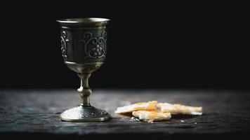 concetto di Eucaristia o santo comunione di cristianesimo. Eucaristia è sacramento istituito di Gesù. durante ultimo cena con discepoli. pane e vino è corpo e sangue di Gesù Cristo di cristiani. foto