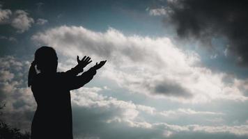 Cristo religione e cristianesimo culto o pregare concetto.silhouette di cristiano cattolico donna siamo preghiere per Dio nel buio cielo. preghiera persona mano nel natura sfondo. ragazza credere e fede nel Gesù foto