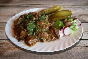 gulasch con grano saraceno e sottaceti foto