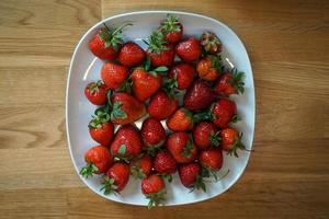 fragole su piatto, di legno tavolo foto