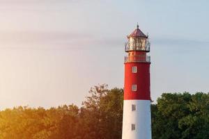 faro nel porto marittimo. bellissimo faro russo di baltijsk. scenario cielo blu, copia spazio. foto