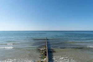 frangiflutti su spiaggia. bellissimo paesaggio marino. di legno mare separatore. protezione vacanzieri a partire dal effetti di tutti e due tempo metereologico e lungolago deriva. foto