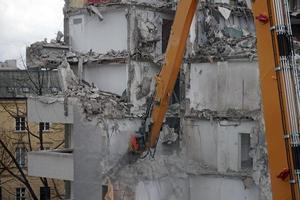 multipiano edificio demolito e smantellato di macchina foto