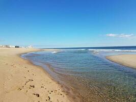 acqua fluente nel fiume su spiaggia vicino oceano foto