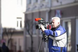 bielorussia, gomil 09.05.2021. vacanza nel il città. un' operatore video con un' video telecamera spara un' rapporto. foto