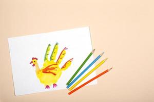 figli di disegno. applicazione di figli di creatività. scuola materna e mestiere scuola. il bambino ha disegnato un' pollo con il suo dita. foto