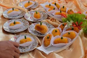 kroket kentang è un' tradizionale merenda a partire dal Indonesia. servito nel di legno piatto con verde peperoncino. delizioso indonesiano tradizionale kroket kentang con peperoncino foto