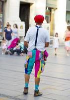 Serbia, belgrad 12 luglio 2021- il strada clown nel un' occupato pedone strada nel il cuore di belgrado intrattiene passanti e bambini foto