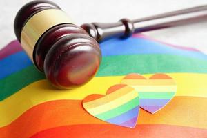 martelletto per giudice avvocato con cuore arcobaleno bandiera, simbolo di lgbt orgoglio mese. foto