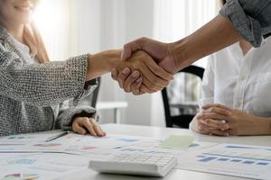 primo piano di uomini d'affari che si stringono la mano, finendo la riunione, etichetta aziendale, congratulazioni, concetto di fusione e acquisizione foto