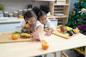 il bambino è giocando frutta. bambini dire bugie su giocattolo cucina cucinando. bambini educativo, creativo Giochi. foto