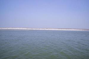 padma fiume acqua blu e sabbia isola con blu cielo bellissimo paesaggio Visualizza foto