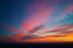 bellissimo Alba nuvoloso cielo al di sopra di piccolo città foto