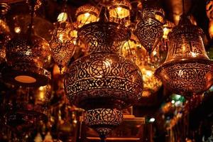 diverso Ramadan lanterne su buio sfondo foto