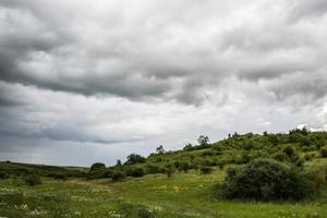 nero nuvole prima tempesta su il campo foto