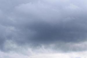 tempestoso tempo metereologico e buio nuvole foto