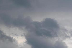 tempestoso tempo metereologico e buio nuvole foto