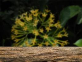 di legno tavola vuoto tavolo nel davanti di sfocato sfondo, spazio per montaggio mostrare il tuo prodotti o finto su per Schermo di Prodotto naturale stile. foto