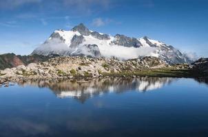 mt. shukshan e suo riflessione foto