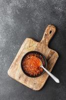 salmone caviale su un' di legno taglio tavola foto