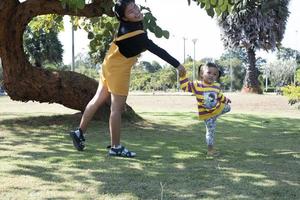 asiatico famiglia avendo divertimento nel il giardino madre e figlia avendo divertimento insieme. foto