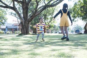 asiatico famiglia avendo divertimento nel il giardino madre e figlia avendo divertimento insieme. foto