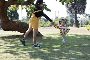 asiatico famiglia avendo divertimento nel il giardino madre e figlia avendo divertimento insieme. foto