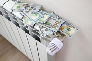 termosifone e i soldi. il concetto di pagamento per il riscaldamento. foto