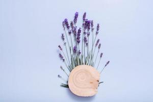 podio, palcoscenico o piedistallo con lavanda fiori superiore Visualizza. finto su per cosmetico prodotti foto