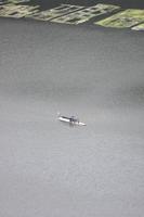 foto di un' barca nel il mezzo di un' lago durante il giorno