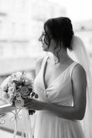 preparazioni per il sposa con il condimento di il nozze vestito foto