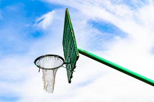 fotografia su tema vecchio pallacanestro cerchio di netto cestino foto