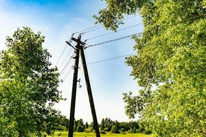 palo elettrico di potenza con filo di linea su sfondo colorato da vicino foto