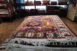 makhachkala, daghestan.russia.settembre 20, 2022.il centro di etnico cultura.museo mostra.tappeti con tradizionale daghestan modelli. foto