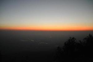 bellissimo scenario di il Alba e città Visualizza a partire dal pha nok aen scogliera di phu kradueng nazionale parco, Tailandia. foto