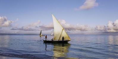 pescatori su un' barca a vela nel Zanzibar foto