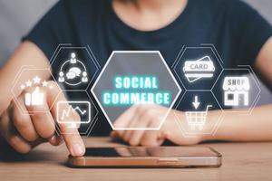 sociale commercio concetto, persona mano utilizzando inteligente Telefono con sociale commercio icona su virtuale schermo sfondo, e-commerce e sociale media marketing, Comunità, piattaforma, feedback. foto