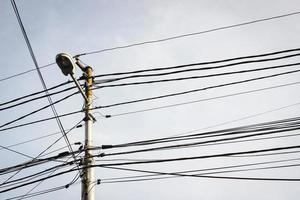 elettricità pilone con strada lampada e molti cavi. foto