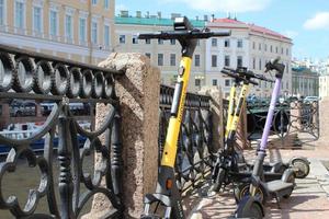 sankt petersburg Russia, 06 07 2022 elettrico scooter lime dott bullone mascelle vento cavalcata segway e-scooter per urbano mobilità scooter parcheggiata nel posto riservato foto