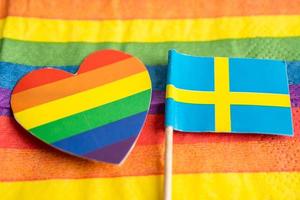 Svezia bandiera su arcobaleno sfondo simbolo di lgbt gay orgoglio mese sociale movimento arcobaleno bandiera è un' simbolo di lesbica, gay, bisessuale, transgender, umano diritti, tolleranza e pace. foto