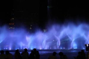 Fontana o acqua danza mostrare a notte con colorato leggero con nero sfondo foto