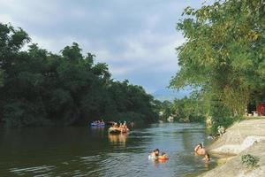 il popoli equitazione gomma da cancellare Barche nel il fiume nel il mezzo di il foresta. foto